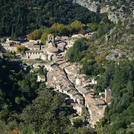 Cote Cour: Charming 3-star In Apartment