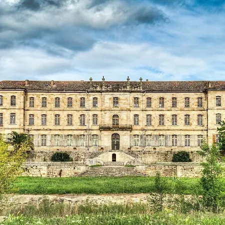 Cote Cour: Charming 3-star In Apartment