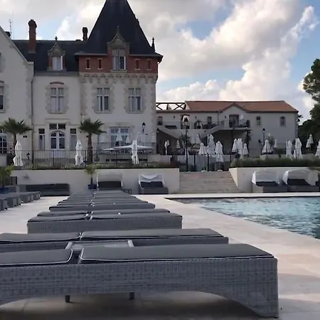 Cote Cour: Charming 3-star In Apartment *