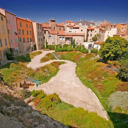 Apartment Cote Cour: Charming 3-star In Beziers
