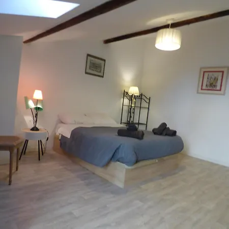 Cote Cour: Charming 3-star In Apartment Beziers