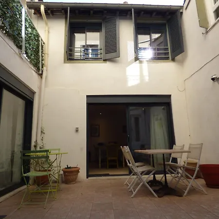 Cote Cour: Charming 3-star In Beziers