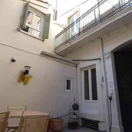 Cote Cour: Charming 3-star In Apartment