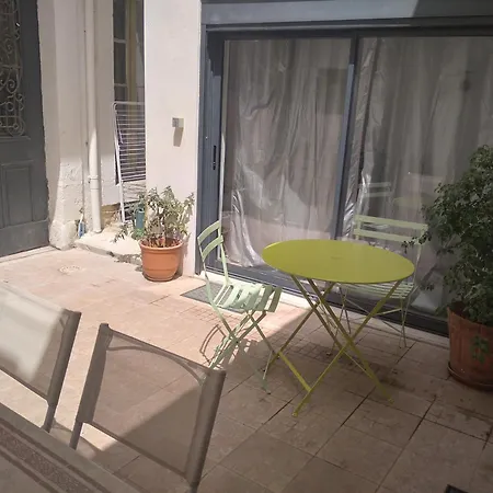 Cote Cour: Charming 3-star In Apartment