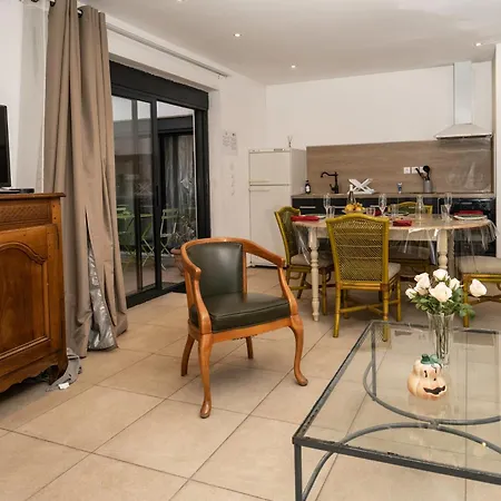 Cote Cour: Charming 3-star In Apartment Beziers