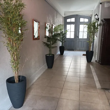 Cote Cour: Charming 3-star In * Beziers