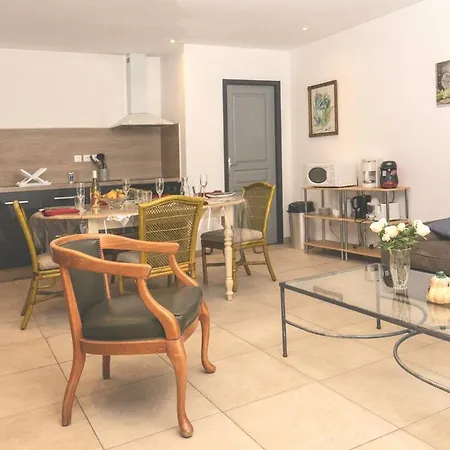 Cote Cour: Charming 3-star In Apartment *