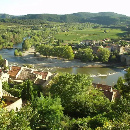 Cote Cour: Charming 3-star In Beziers
