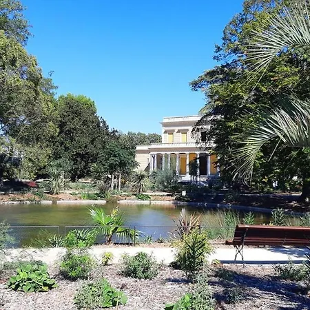 Cote Cour: Charming 3-star In Beziers