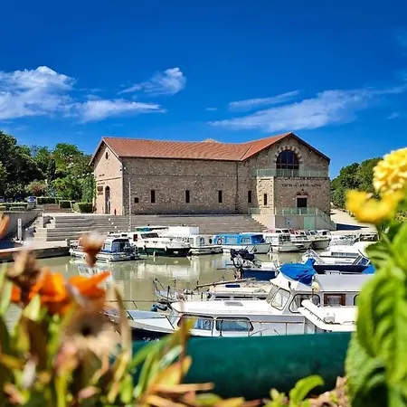 Cote Cour: Charming 3-star In Beziers